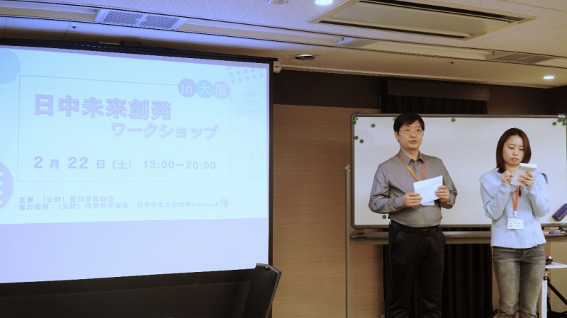 挨拶する中國(guó)外文局アジア太平洋広報(bào)センターブランド広報(bào)部専任スタッフ?孫研氏（寫(xiě)真一番左、撮影?蔣暁辰）。