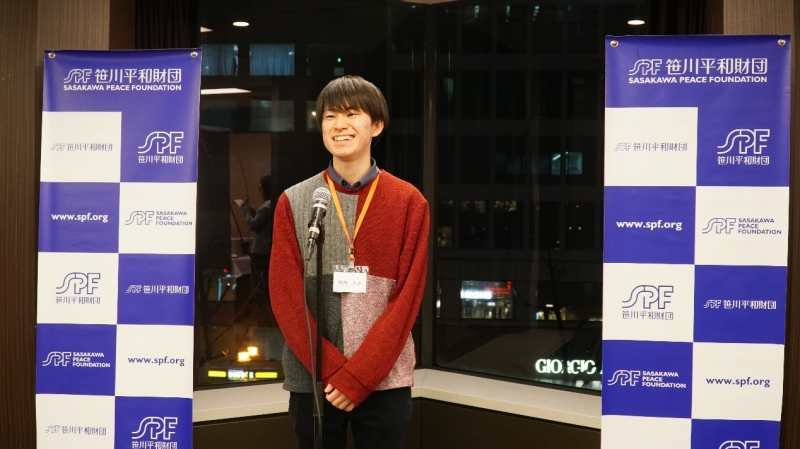 挨拶する「Panda杯全日本青年作文コンクール」の受賞者代表（撮影?蔣暁辰）。