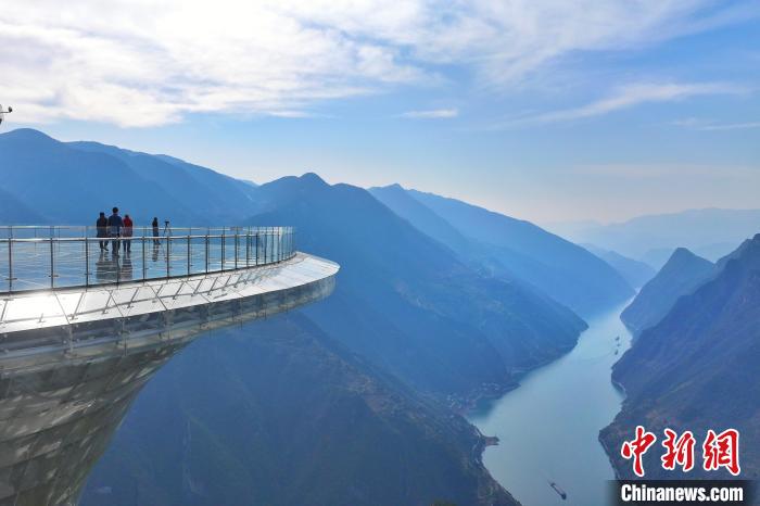 観光客を魅了する巫峽の雄大な景観　湖北省巴東