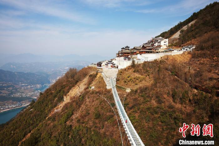 観光客を魅了する巫峽の雄大な景観　湖北省巴東