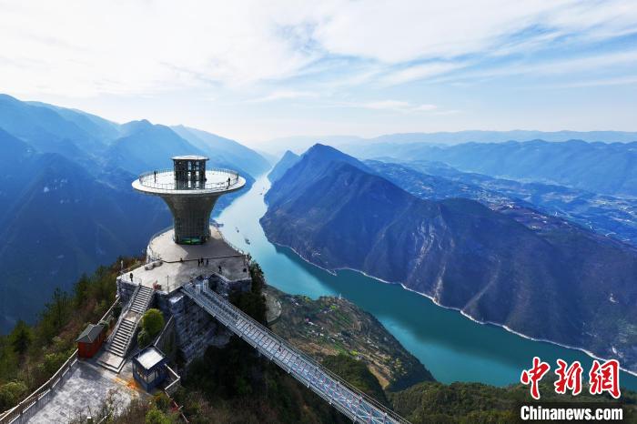 観光客を魅了する巫峽の雄大な景観　湖北省巴東