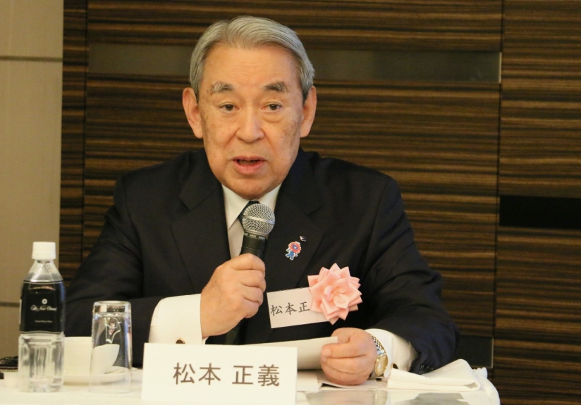 挨拶する日中投資促進(jìn)機(jī)構(gòu)の松本正義特別顧問(wèn)。（撮影?許可）