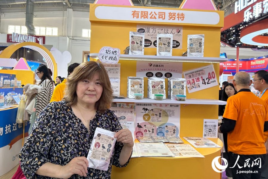 漢方を使ったペットフードを出展した株式會(huì)社notの水澤佳壽子代表取締役社長(zhǎng)（撮影?玄番登史江）。