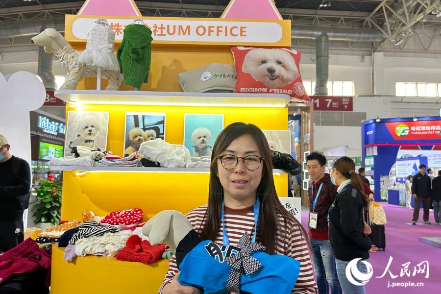 著心地の良さを追求したドッグウェアを出展した株式會(huì)社UM OFFICEの村上菜穂代表取締役（撮影?玄番登史江）。