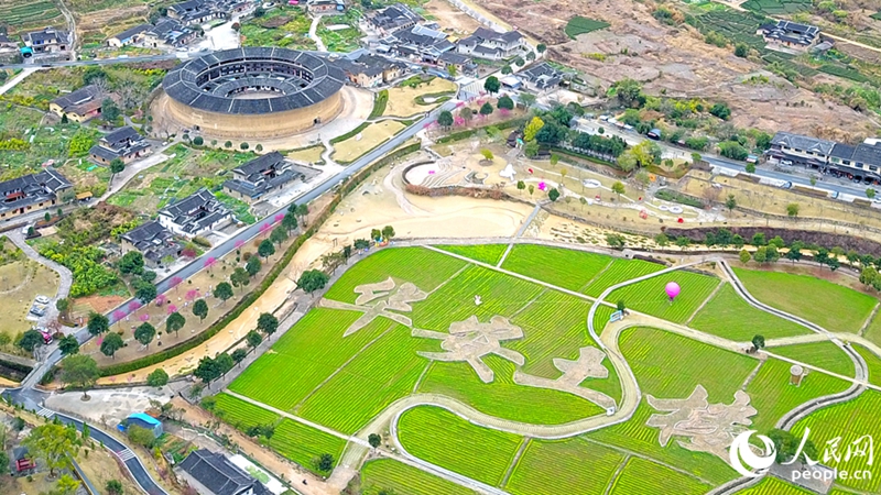 「土樓の王」と呼ばれている「二宜樓」と菜の花畑（撮影?李昌乾）。