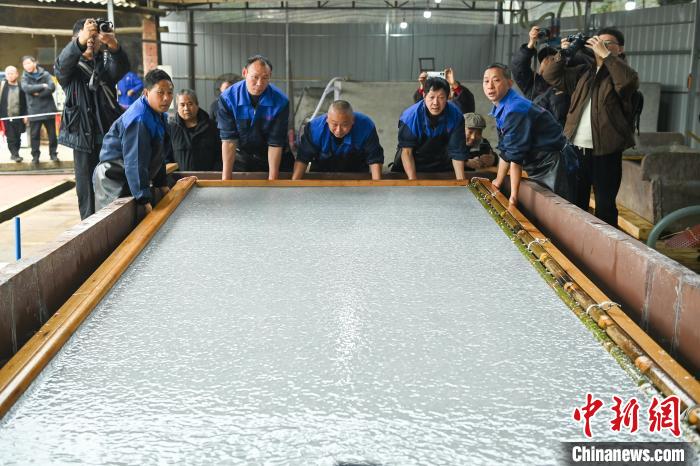 職人たちが力を合わせ、巨大サイズの手漉き紙を作成　四川省夾江