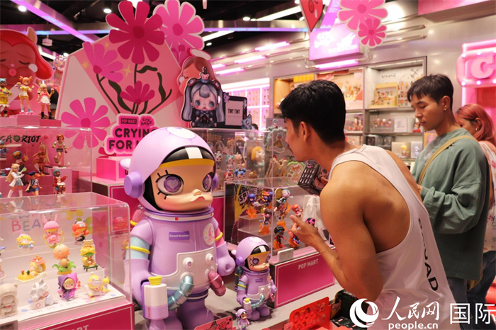 バンコクのある泡泡瑪特のショップでグッズを選ぶ男性たち（撮影?姚欣可）。