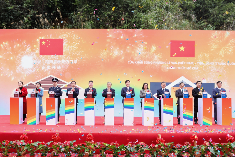 開通セレモニーの様子（寫真提供?主催者）。