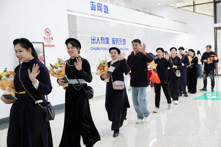 碩竜出入國(guó)検査所が開通し、中國(guó)に入國(guó)した第一陣のベトナム人旅客（寫真提供?主催者）。