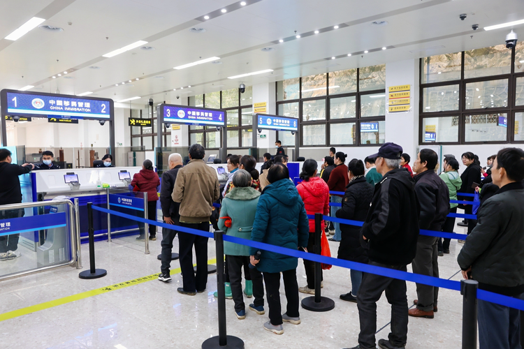 開通した碩竜出入國(guó)検査所で出入國(guó)審査を受けるため列を作る旅客（寫真提供?主催者）。