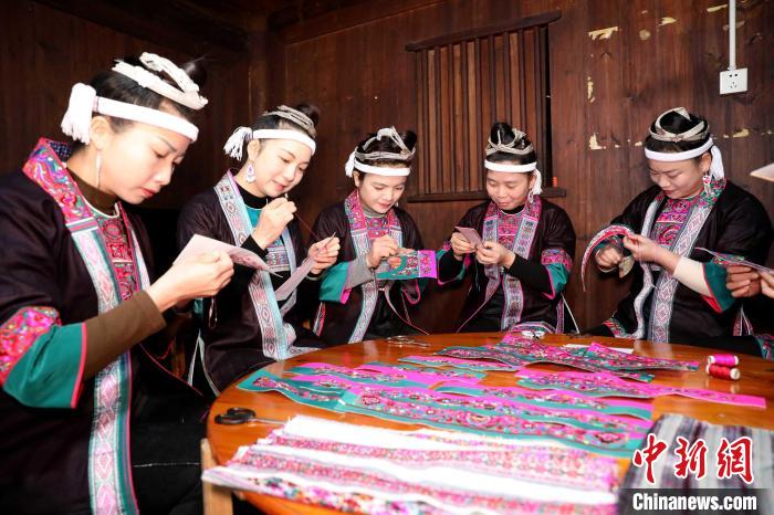 広西?三江の侗族刺繍　「指先の技」から生まれる一大産業(yè)