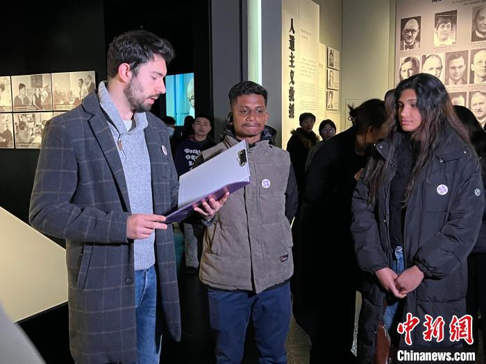 中國侵略日本軍南京大虐殺遭難同胞紀(jì)念館を見學(xué)する外國人ボランティア（3月5日撮影?朱暁穎）。