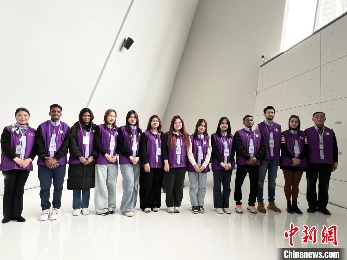 中國侵略日本軍南京大虐殺遭難同胞紀(jì)念館で記念寫真を撮影する紫金草ボランティアの新メンバーを含めた一部のメンバー（3月5日撮影?朱暁穎）。