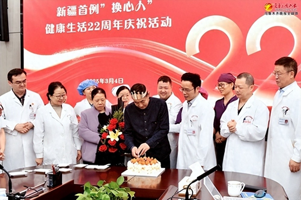 3月4日、醫(yī)療スタッフに見守られながら、新疆維吾爾（ウイグル）自治區(qū)で初めて心臓の移植手術(shù)を受けた李慶仁さんが移植後22回目の「誕生日」を迎えた様子。