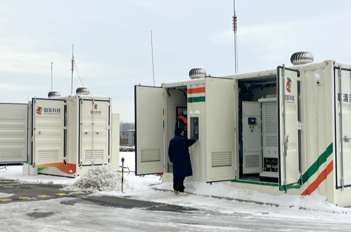 発電製品を調(diào)整している水素発電チームの技術(shù)者。