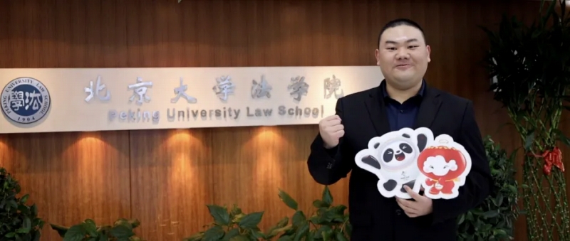 北京大學(xué)の法學(xué)院?陳明樓でガッツポーズをする劉政さん（寫真提供?北京大學(xué)）。