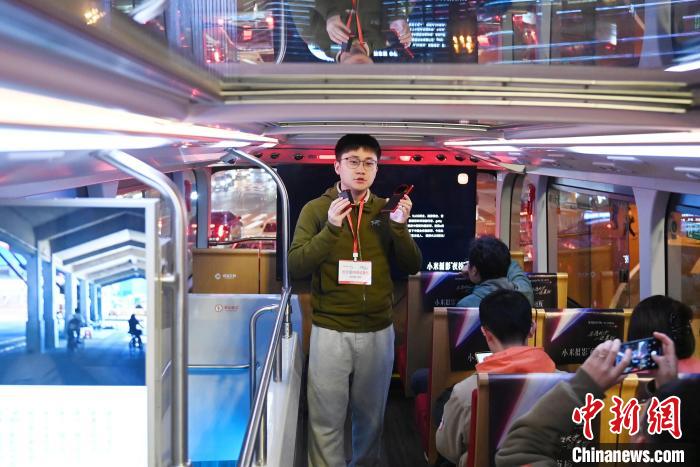 スマホ撮影の夜間スクールイベントでバスに乗って街の夜景を撮影　湖南省長(zhǎng)沙