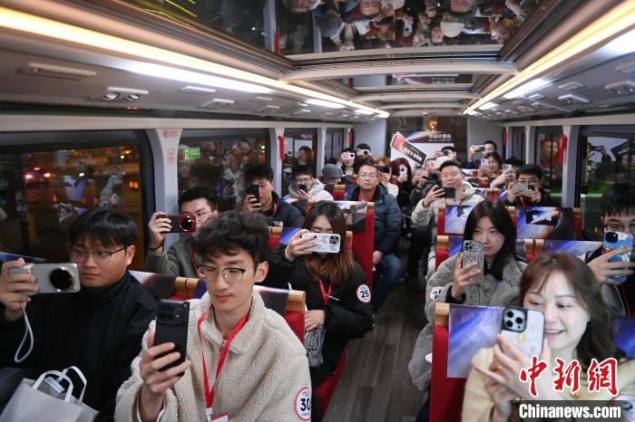 スマホ撮影の夜間スクールイベントでバスに乗って街の夜景を撮影　湖南省長(zhǎng)沙