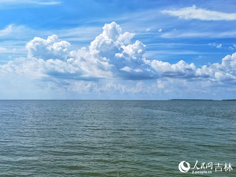 美しい査乾湖の景色（撮影?李洋）。