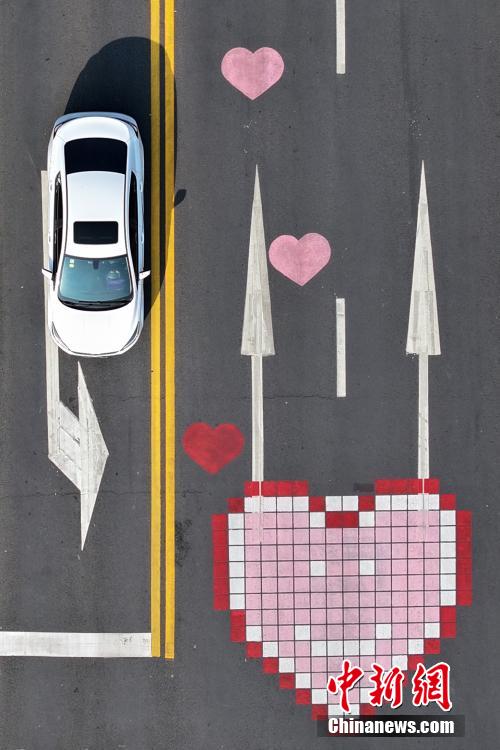 愛が溢れる橋？ハートでデコレートされた南京江北浦雲(yún)路大橋　江蘇省