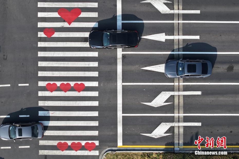 愛が溢れる橋？ハートでデコレートされた南京江北浦雲(yún)路大橋　江蘇省