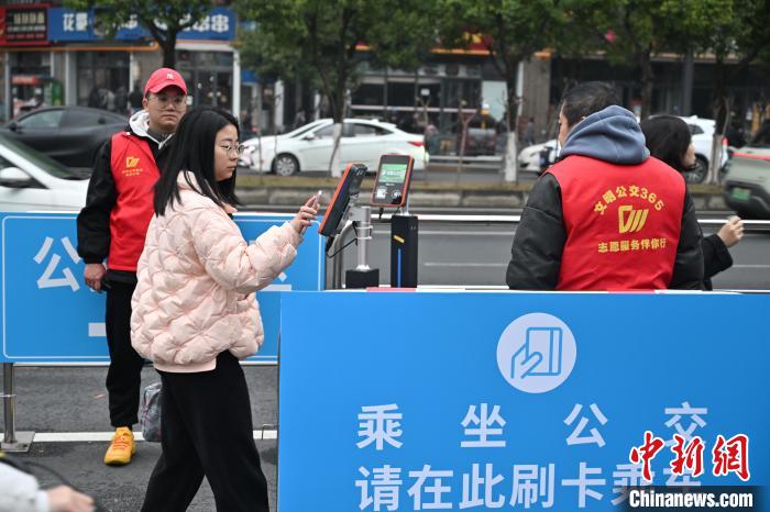 移動カードリーダーで路線バスの混雑を解消　四川省成都