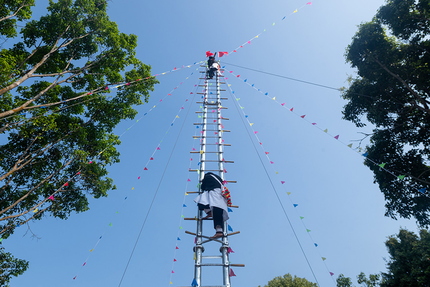 「剣の山に登る」パフォーマンス（撮影?桂金再）。