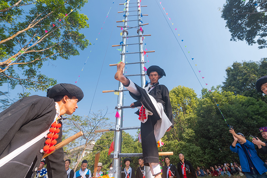 「剣の山に登る」パフォーマンス（撮影?桂金再）。