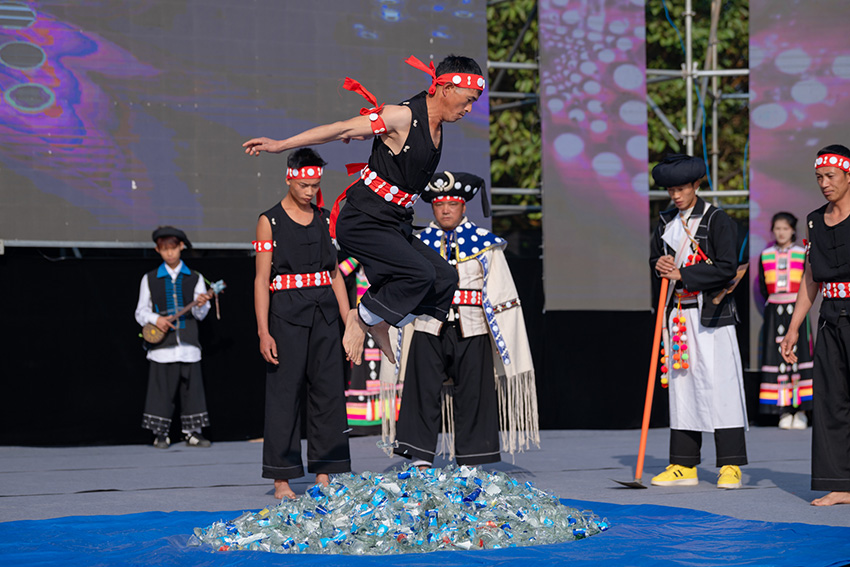 「剣の山に登る」パフォーマンス（撮影?桂金再）。