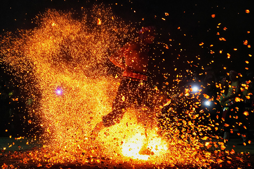 「火の海に飛び込む」パフォーマンス（撮影?顔秋）。