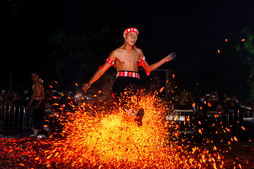 「火の海に飛び込む」パフォーマンス（撮影?桂金再）。