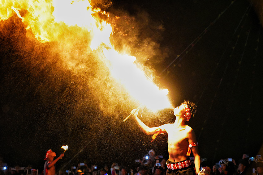 火吹きのパフォーマンス（撮影?顔秋）。