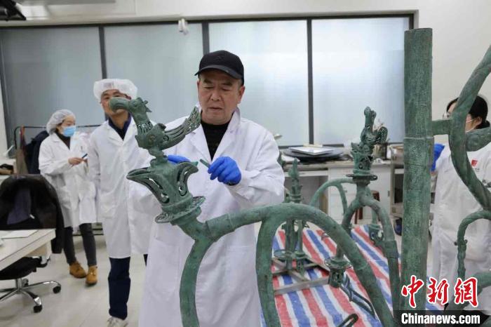 青銅神樹(shù)のレプリカ制作の様子（寫(xiě)真提供?三星堆博物館）。