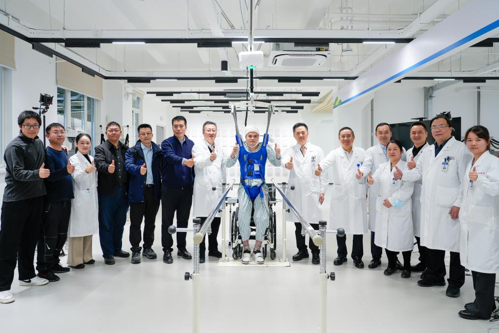 復(fù)旦大學(xué)の研究開発チーム?復(fù)旦大學(xué)附屬中山病院臨床チームと初の患者の集合寫真。新華社