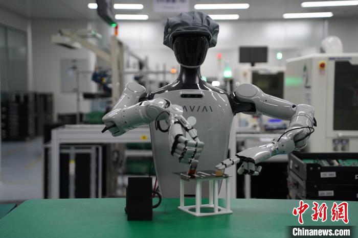 1月、工場(chǎng)の作業(yè)場(chǎng)で塗裝作業(yè)を行う「領(lǐng)航者2號(hào)」。（畫(huà)像提供：浙江人型ロボットイノベーションセンター）