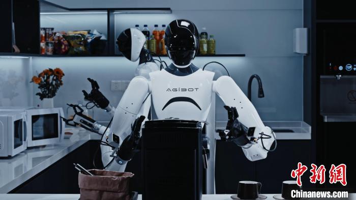 3月10日、「智元ロボット」は汎用エンボディド基盤モデル「Genie Operator-1」を発表（寫真提供：智元ロボット）