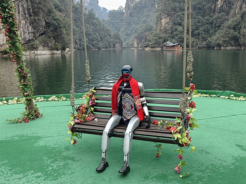 民族衣裝姿の人型ロボットが景勝地を観光？　湖南省張家界