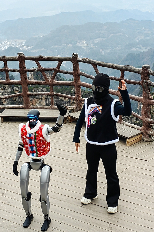 民族衣裝姿の人型ロボットが景勝地を観光？　湖南省張家界