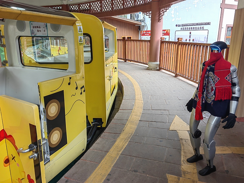 民族衣裝姿の人型ロボットが景勝地を観光？　湖南省張家界