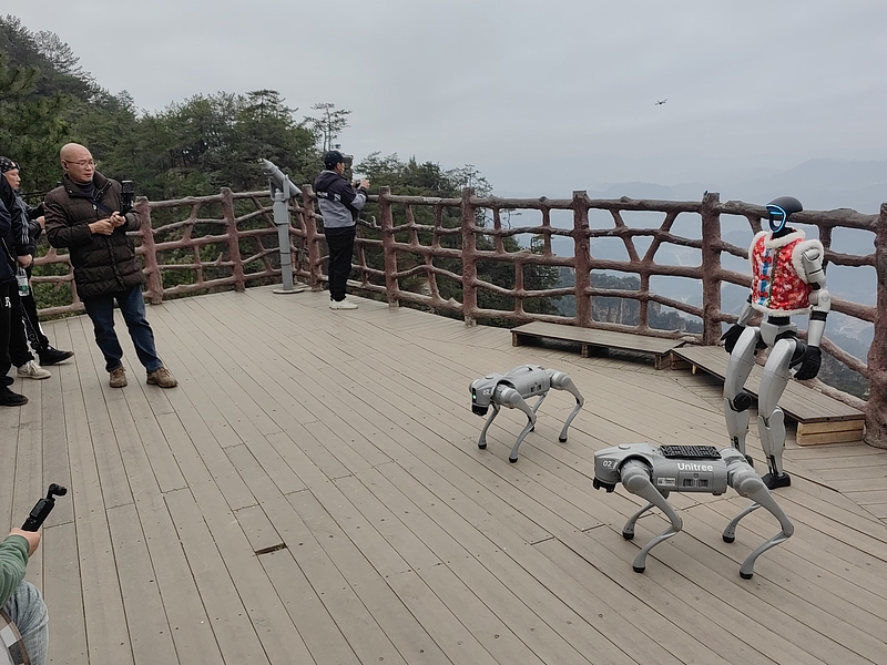 民族衣裝姿の人型ロボットが景勝地を観光？　湖南省張家界