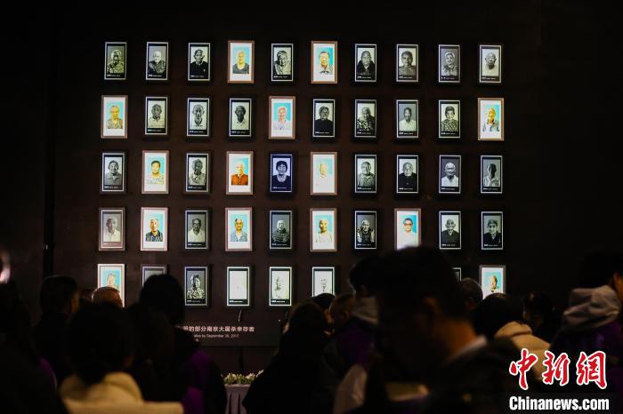 3月11日、中國侵略日本軍南京大虐殺遭難同胞紀(jì)念館で行われた今年亡くなった南京大虐殺の生存者4人の寫真パネルのライトを消すセレモニー（撮影?泱波）。