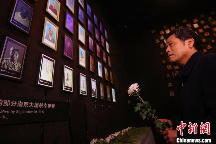 3月11日、中國侵略日本軍南京大虐殺遭難同胞紀(jì)念館で行われた今年亡くなった南京大虐殺の生存者4人の寫真パネルのライトを消すセレモニー（撮影?泱波）。