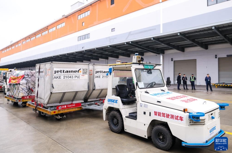 杭州空港駐機(jī)場(chǎng)で自動(dòng)運(yùn)転トーイングカーの試運(yùn)転開始　浙江省