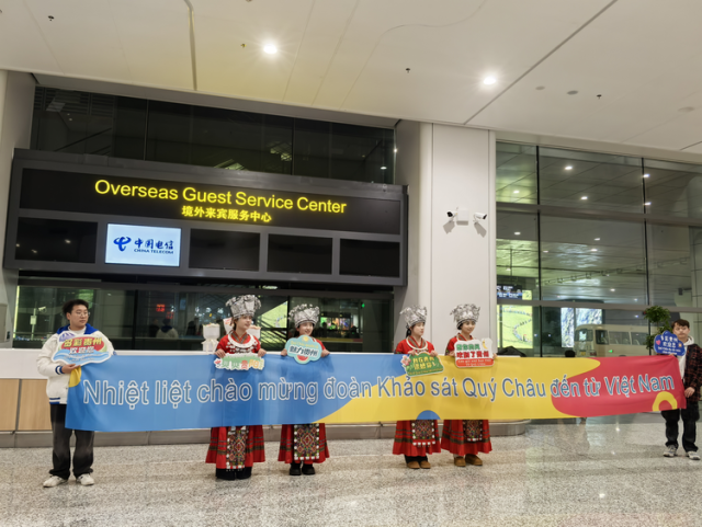 美しい伝統(tǒng)衣裝姿でハノイから來た観光客を歓迎する苗(ミャオ)族の女性。