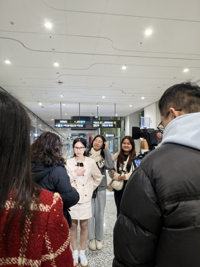 取材を受ける貴州に到著したベトナム人観光客。