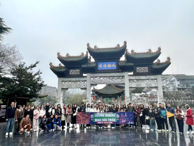 観光スポット「甲秀樓」の前で記念寫真を撮影する観光客。