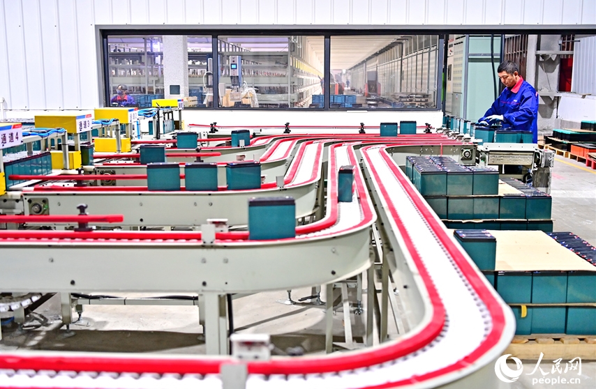 日ごとに高まる市場(chǎng)ニーズに対応するため、自動(dòng)化された生産ラインで受注したバッテリー製品の加工処理を進(jìn)める作業(yè)員（撮影?朱海鵬）。