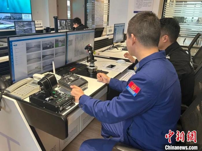 3月、指揮センターでドローンが伝送した現(xiàn)場の映像をチェックする浙江省嘉興市秀洲區(qū)の消防隊員。畫像提供：秀洲區(qū)消防救援局