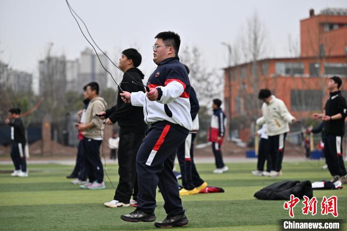 學(xué)校で脂肪燃焼ダイエットトレーニング特別カリキュラムをスタート　四川省成都