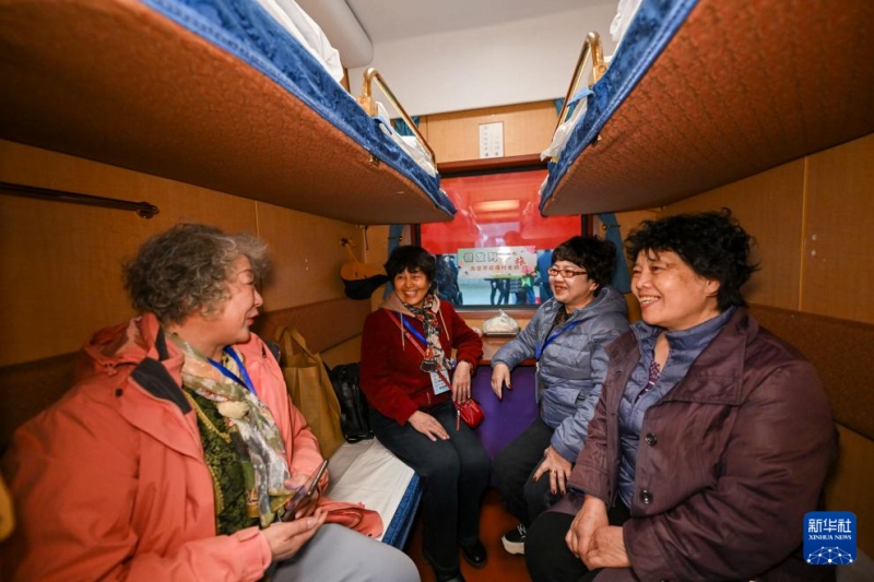 シルバー観光列車「京鉄楽遊號」の車內(nèi)で會話を楽しむ女性たち（3月15日撮影?孫凡越）。